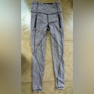 Lululemon Size 4 black/white leggings w/ zip pockets